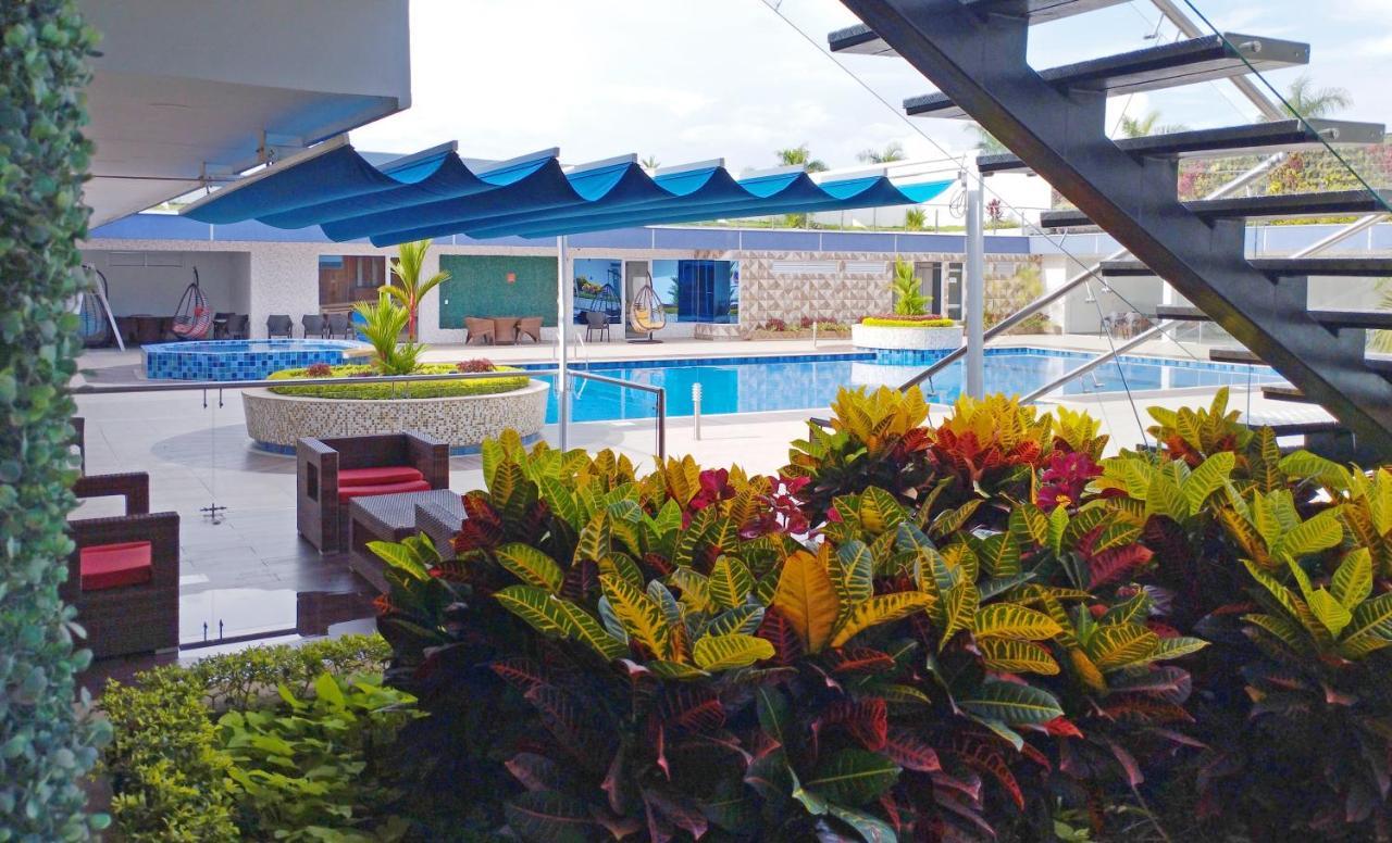 Hotel Royal Elim International Cali Esterno foto The pool at the hotel