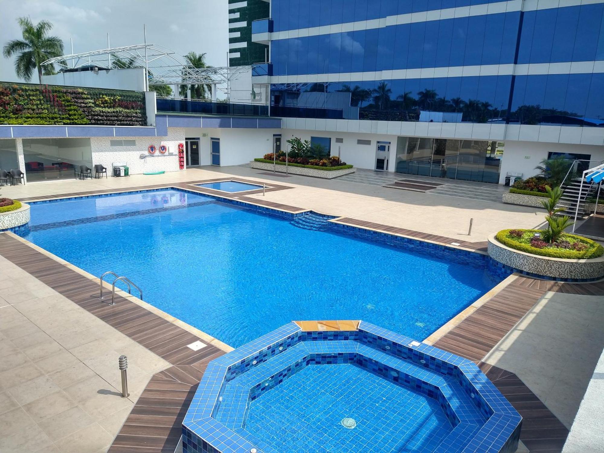 Hotel Royal Elim International Cali Esterno foto Swimming pool at the hotel