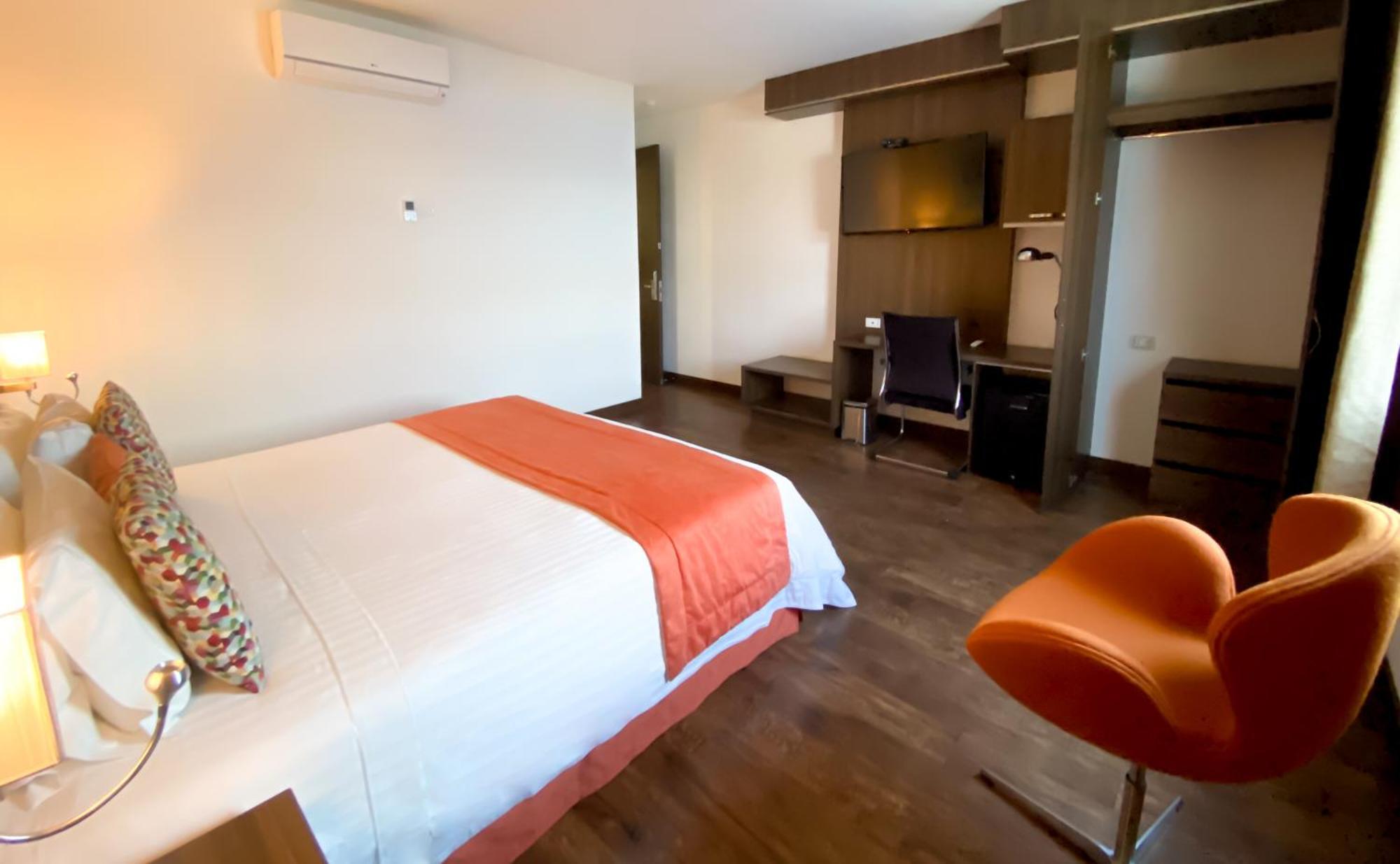Hotel Royal Elim International Cali Esterno foto A room at the hotel