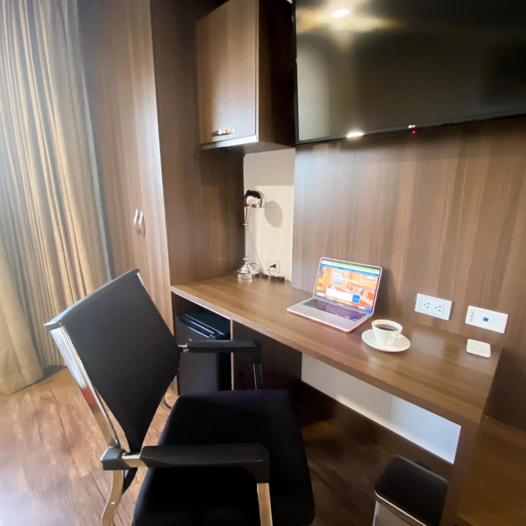 Hotel Royal Elim International Cali Esterno foto A work desk in a hotel room